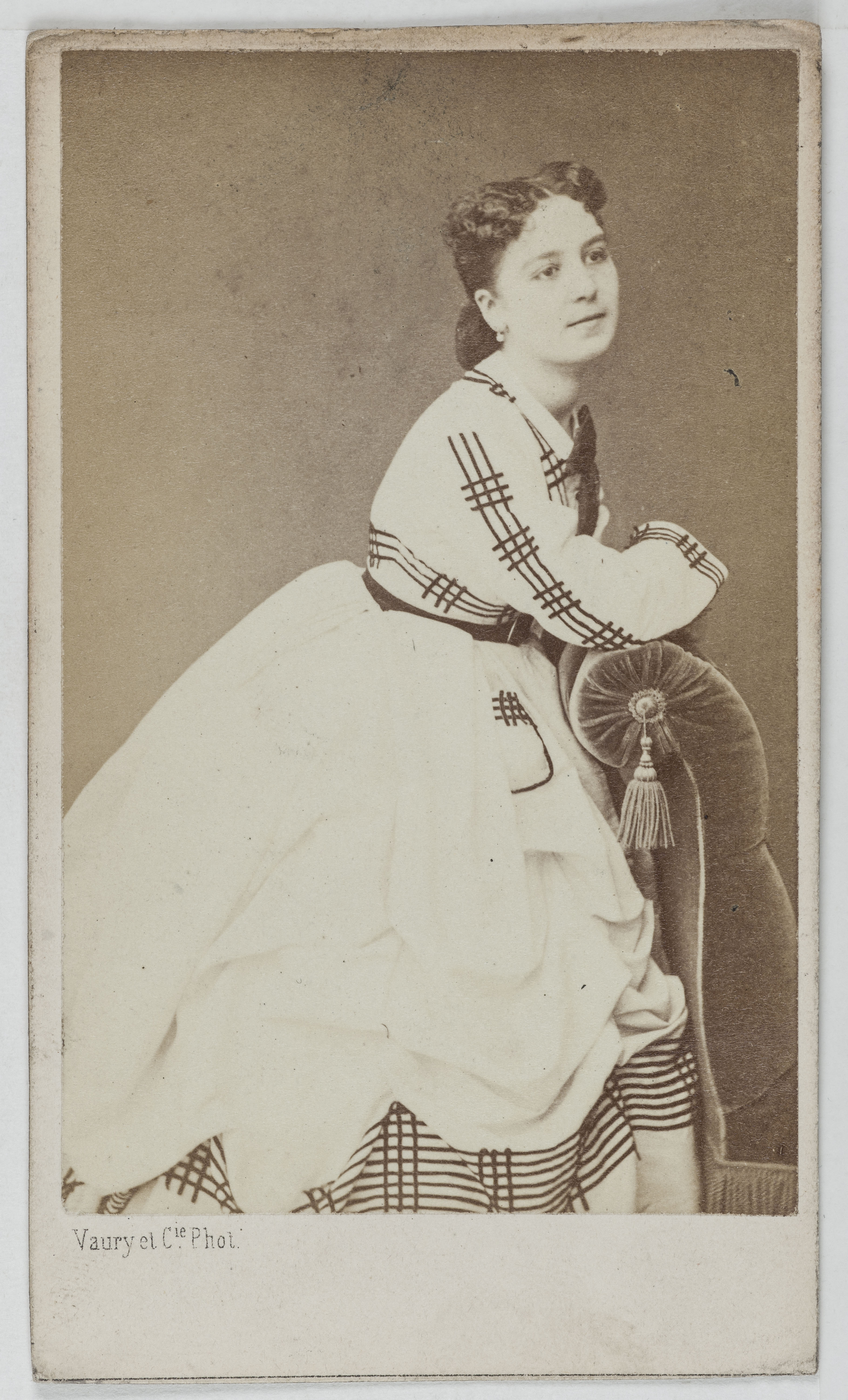 Vaury et Cie, Portrait d'Hortense Neveux, actrice de théâtre entre 1865 et 1876.
