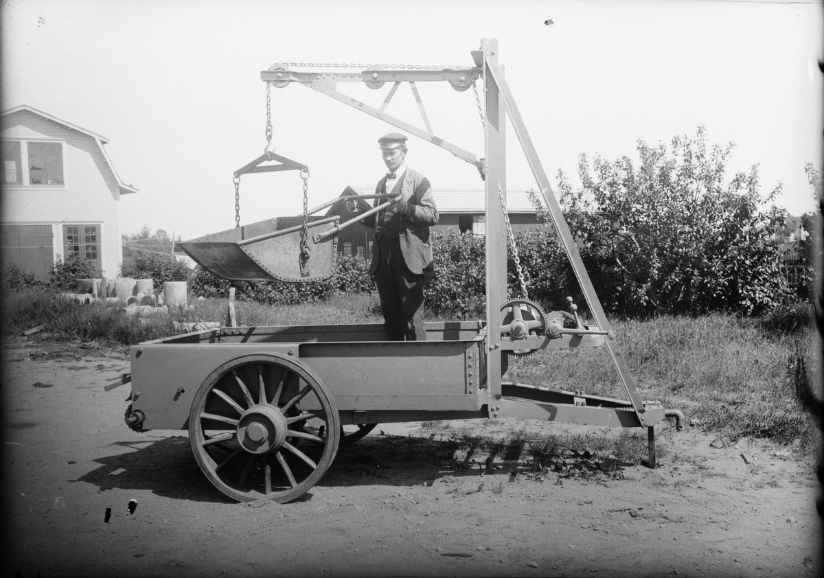 Per Elis Edhlund, Östhammars bilcentral - "Jansson visar grävskopa på flakvagn", Östhammar, Uppland