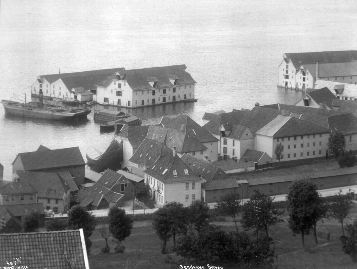 Anders Beer Wilse, Sandviken i Bergen med bebyggelse og sjøboder langs sjøen.