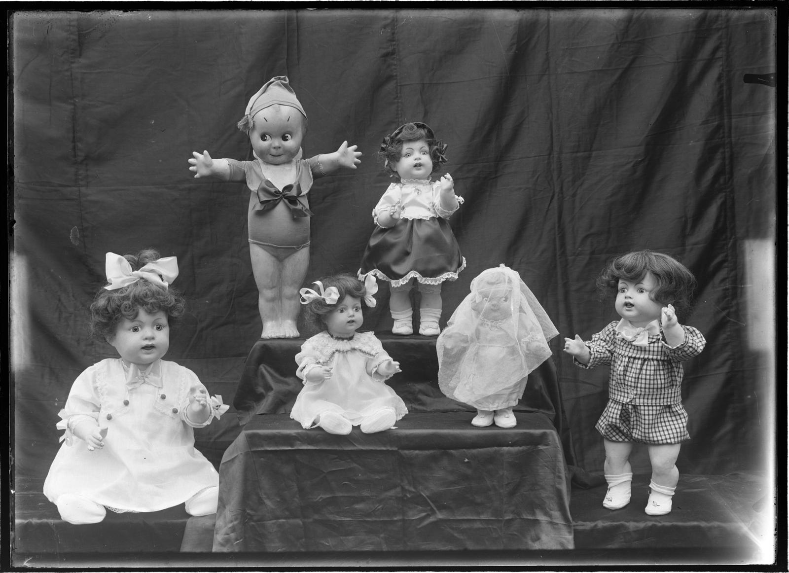 Desconegut, [Dolls]