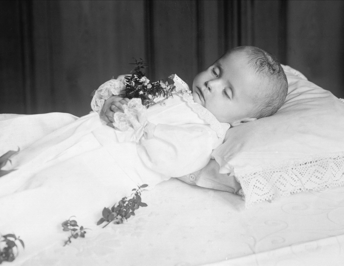 Gustav Borgen, Post mortem-fotografi. Dødt barn pyntet til begravelse.