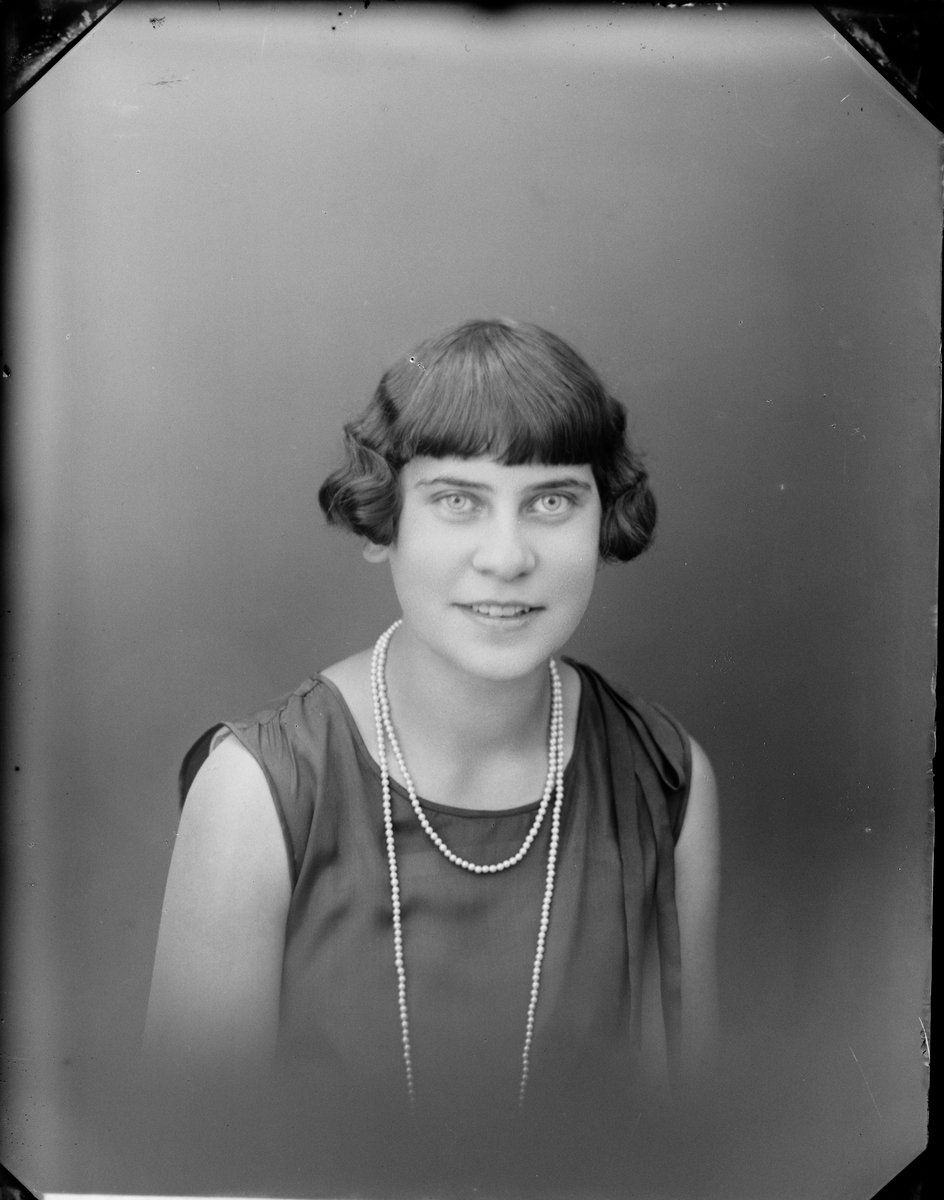 Skötsner-Edhlund, Ateljéporträtt - Ingeborg Wahlund från Öhn, Forsmarks socken, Uppland