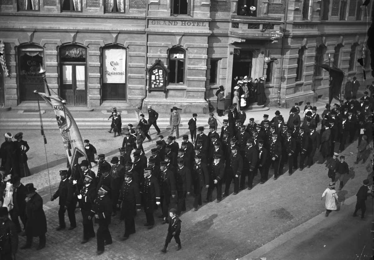 Johannes Larsen Alhaug, Borgertoget 17. mai 1904. 3. distrikts Jernbaneforening marsjerer ved Grand Hotell, Hamar.