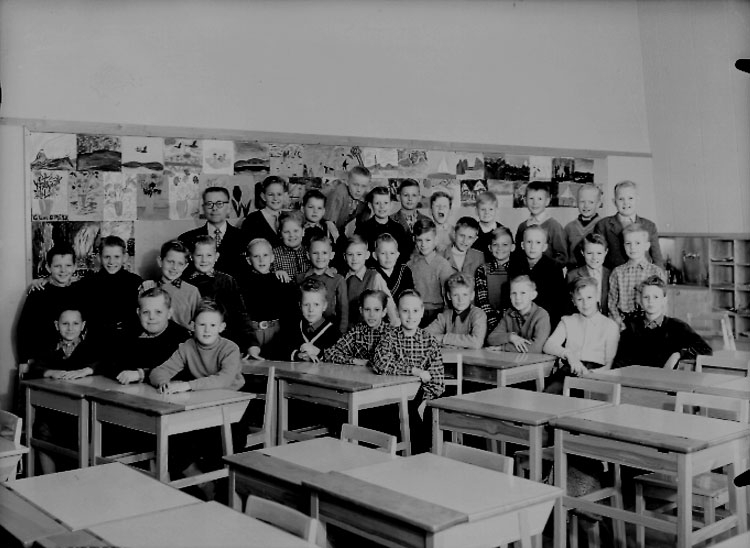 Sven Lindskog, Vasaskolan, klassrumsinteriör, 33 pojkar med lärare Gustaf Tillas. Klass 4C, sal 7.