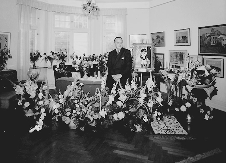 Knut Borg, Rumsinteriör, en man. Gunnar Ståhl på födelsedagen.