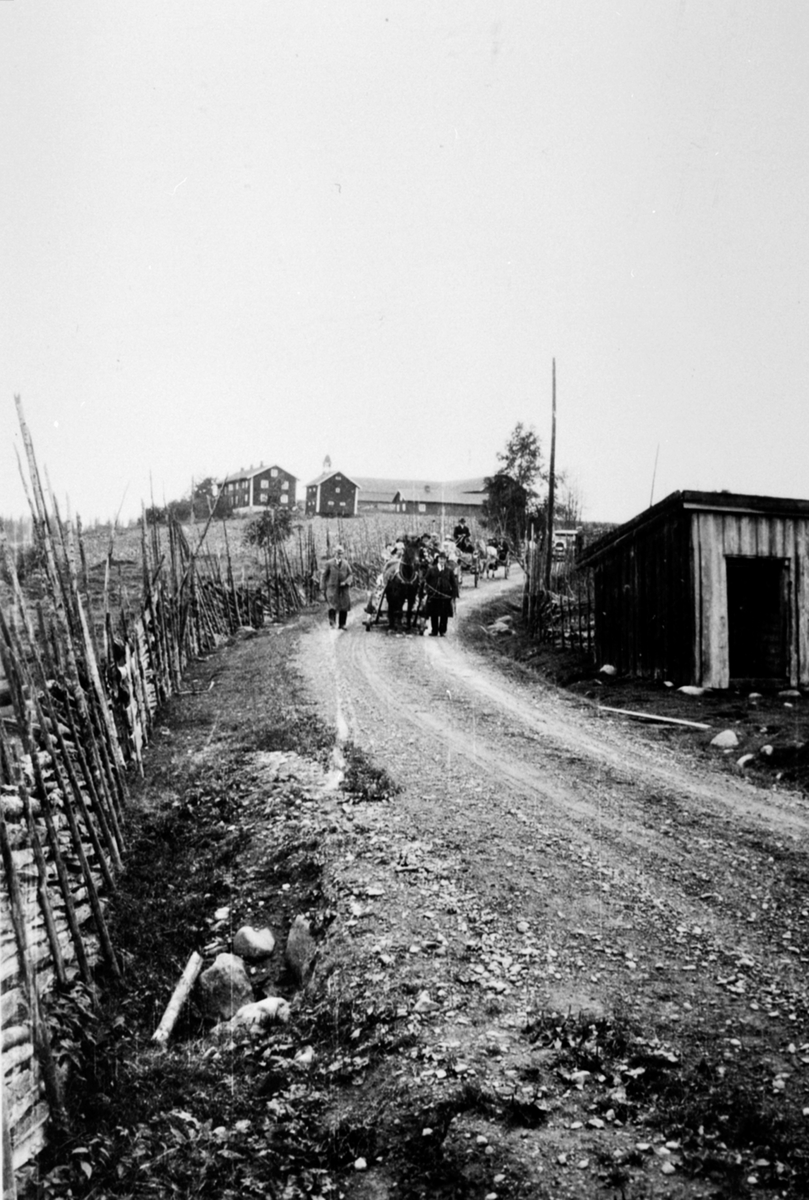 Anno Domkirkeodden, Gravferden til Kristian Brenden. Gravfølge langs vegen med garden Åsen nedre i bakgrunnen, ved Åsmarka kapell.