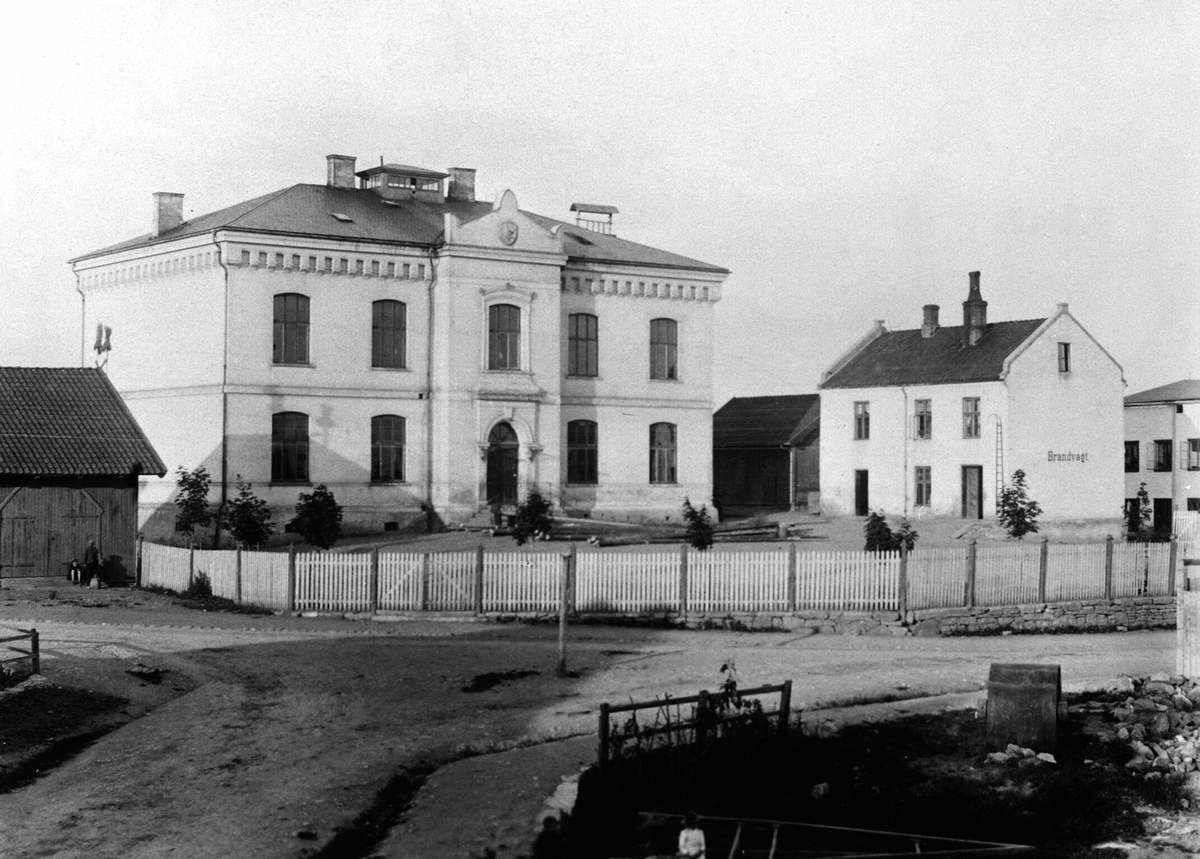 Anno Domkirkeodden, Eksteriør, Midtbyen Skole før utbyggelsen, Hamar Folkeskole, Brannvakt, Øverby, Skolegata 1. Hamar Folkeskole ble bygget 1881. Arkitekt var Heinrich Ernst Schirmer.