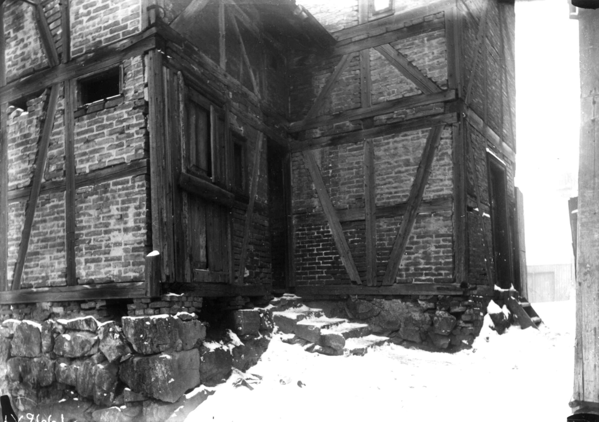 Nanna Broch, Husvegger i murt bindingsverk, muligens på Kampen, Oslo. Jfr. NF.13400-069. Fra boliginspektør Nanna Brochs boligundersøkelser i Oslo 1920-årene.