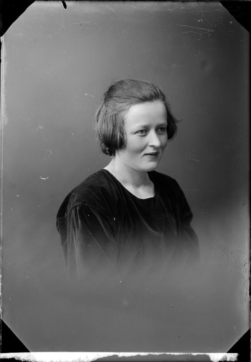 Skötsner-Edhlund, Ateljéporträtt - Ingrid Sporrong från Malsättra, Harg socken, Uppland 1923