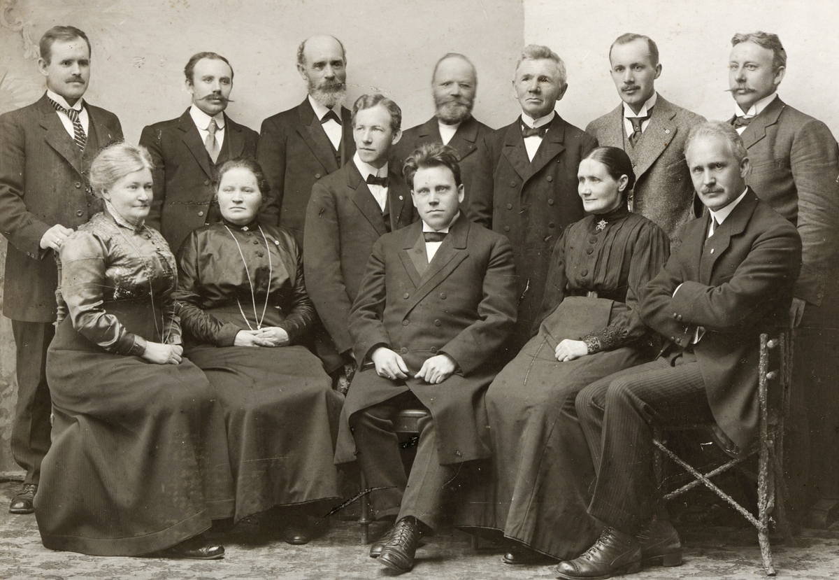 Ukjent, Metodistkirken Hamar. Menigheten 50 år 1916. Kvartalskonferansen, Menighetsrådet Stående fra v. A. Andersen, G. Jorde, B. Pedersen, A. Lund, J. Bjerke, Sigv. Sørensen, H. Hedemann Sittende fra v. Ingeb. Larsen, Hanna Bjerke, F. Fuglseth, Edv. Sandberg, Andrea Andersen, pastor N. Bolt. Edv. Sandberg…
