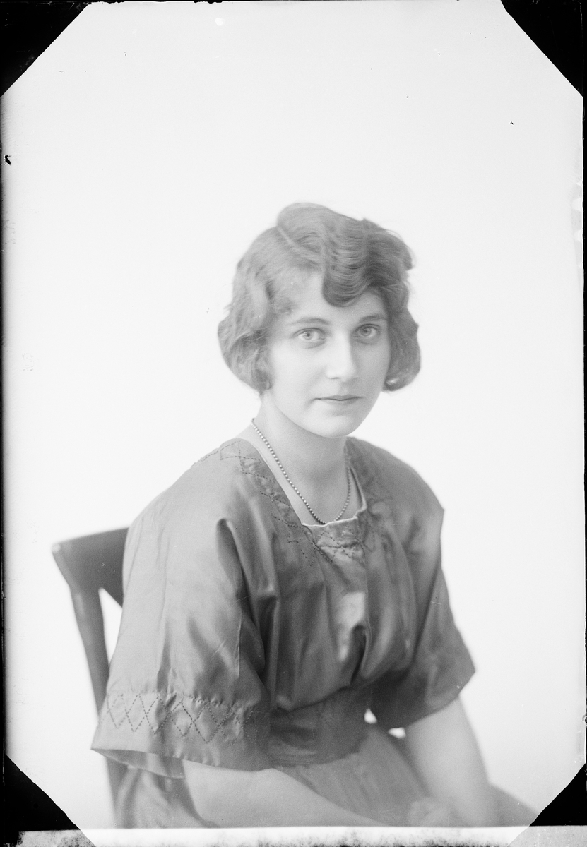 Skötsner-Edhlund, Ateljé Portrait - Svea Pira from Harg parish, Uppland 1922