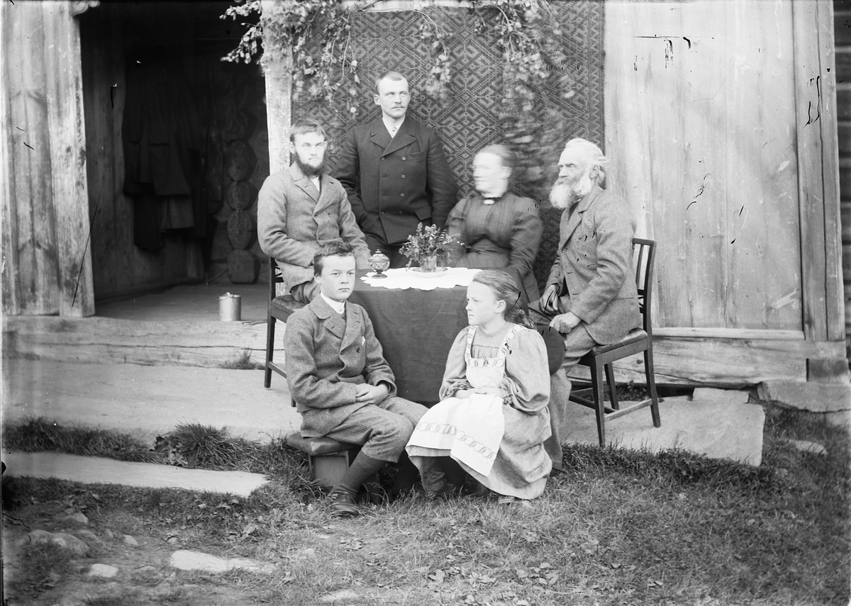 Kristoffer Horne, Ukjent familiegruppe sitter rundt et bord i husveggen.