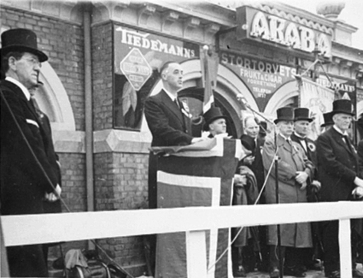 Anno Domkirkeodden, 17 MAI, TALESTOL FORAN BASARBYGNINGEN, REKTOR STEEN, GROSSERER NIELSEN, ING. NICKELSEN