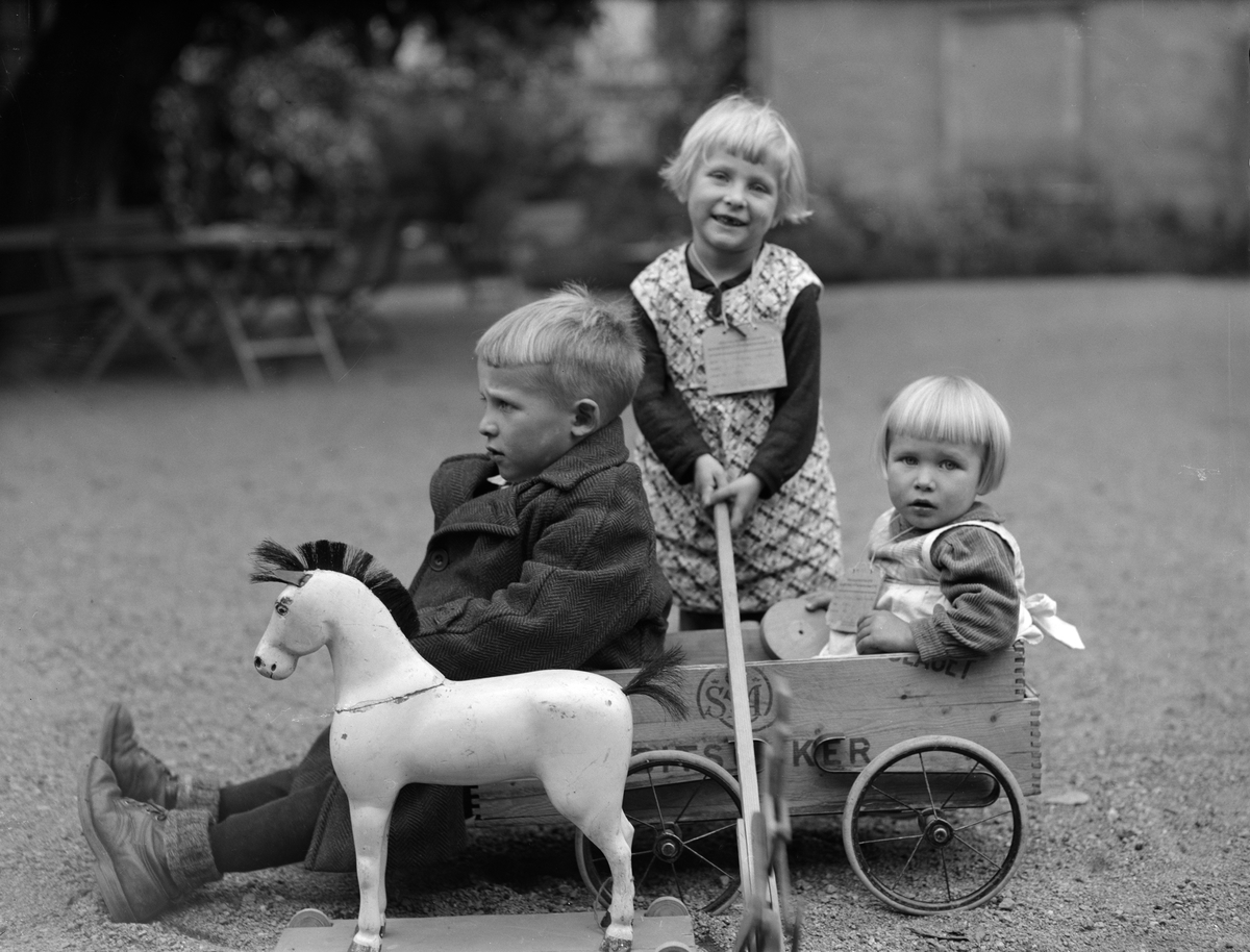 Paul Sandberg, Karelska flyktingbarn på gården till Samariterhemmets praktiska skola, Bäverns gränd, Uppsala september 1941