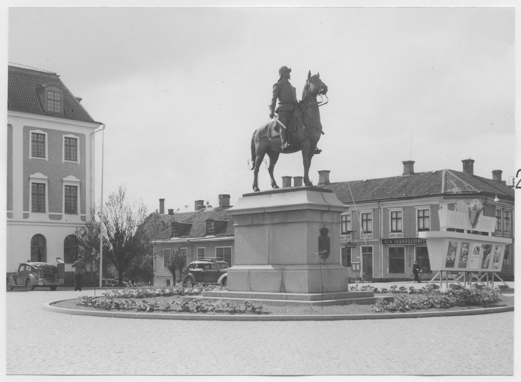 Mårten Sjöbeck, Eksjö, minnesmärke över Kgl Smålands Husarregemente