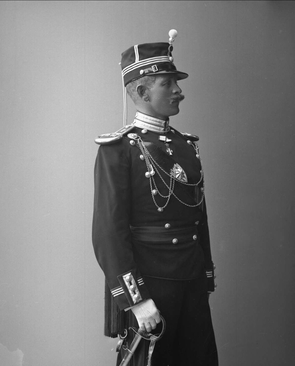 Gustav Borgen, Portrett, Jens Jacob Jensen (1863-1919) i uniform som rittmester. Medeier i Myrens verksted. Antakelig speilvendt.