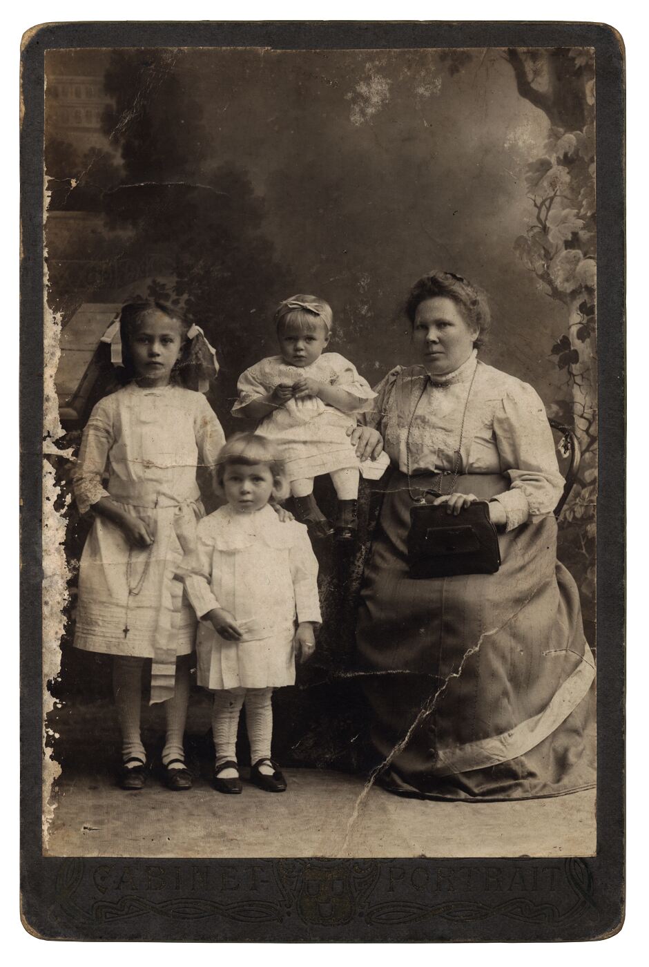 Nežinomas XIX a. II pusės fotografas, Moters ir trijų mergaičių portretas