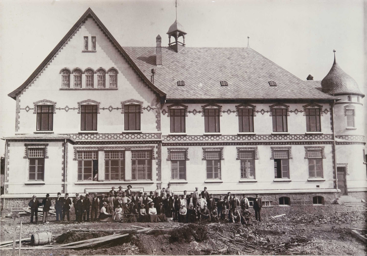 Ukjent, Økonomibygyningen på Bastøy skolehjem, Bastøya, ca. 1903. Bygningen var en av administrasjonsbygningene på skolehjemmet