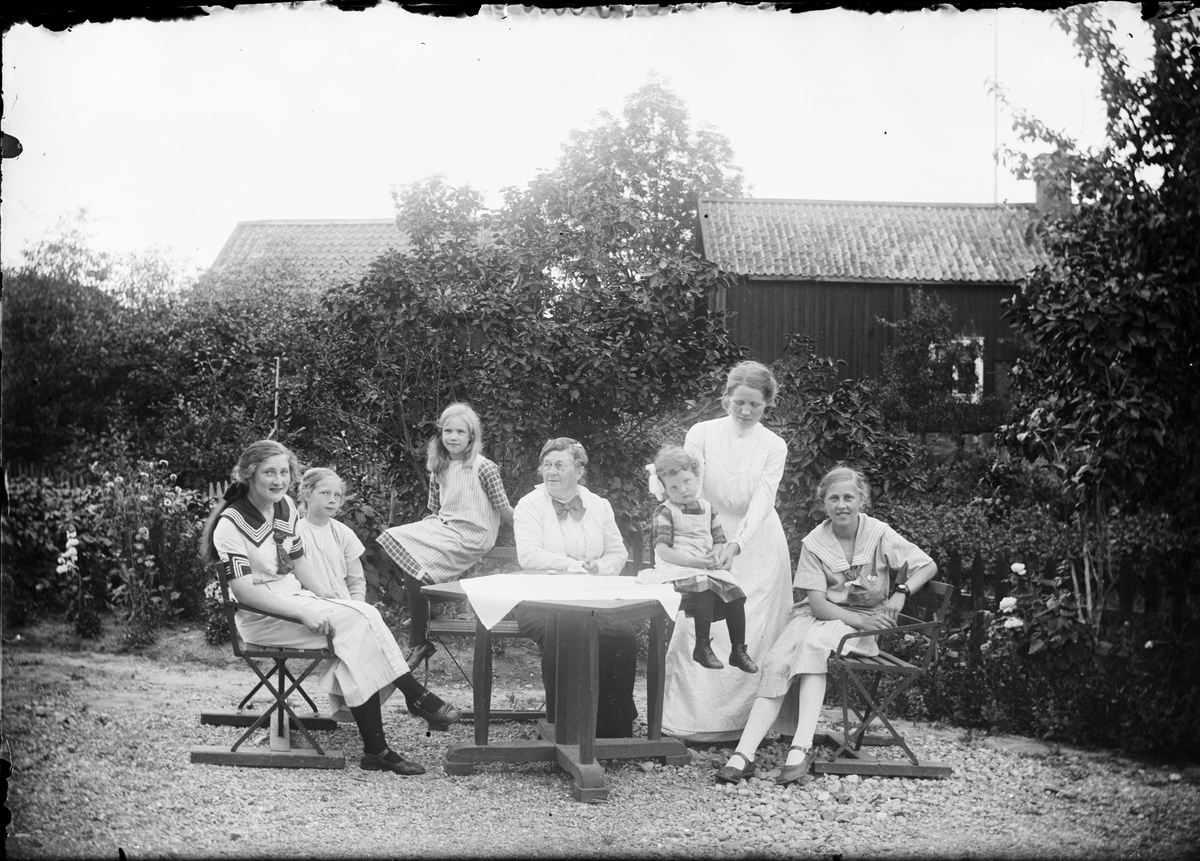 Skötsner-Edhlund, Kvinnor och barn i trädgård, Östhammar, Uppland