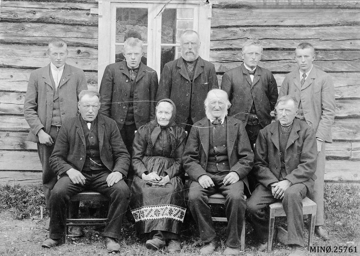 Iv. Olsen, Gruppebilde, . Personer på Kroken, Dalsbygda