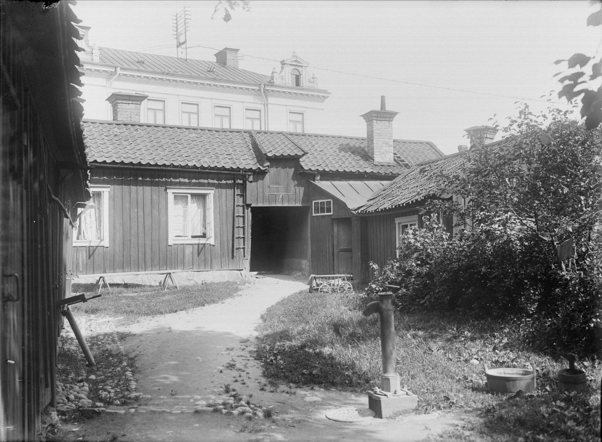 Alfred Dahlgren, Interior of the courtyard Örtedalen, Kungsgatan 15, Dragarbrunn, Uppsala 1908