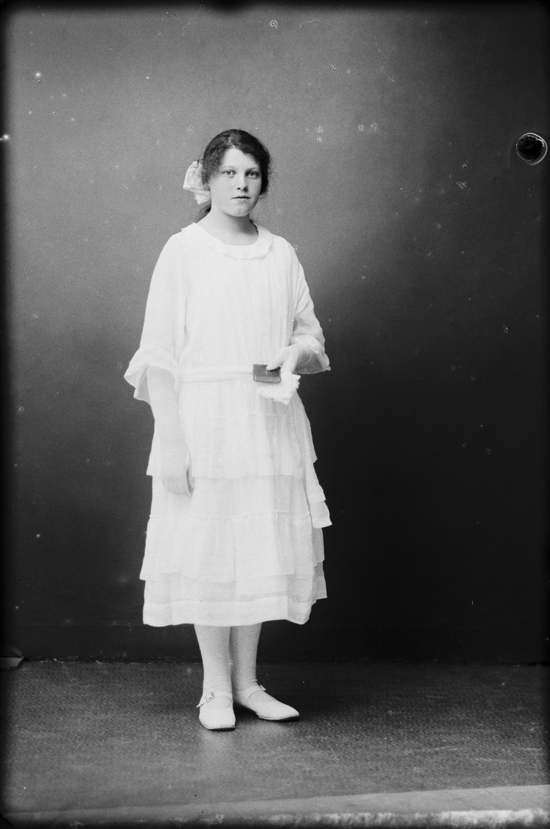 Skötsner-Edhlund, Ateljé portrait - daughter of Tegel master Henning Johansson from Gimo, Uppland
