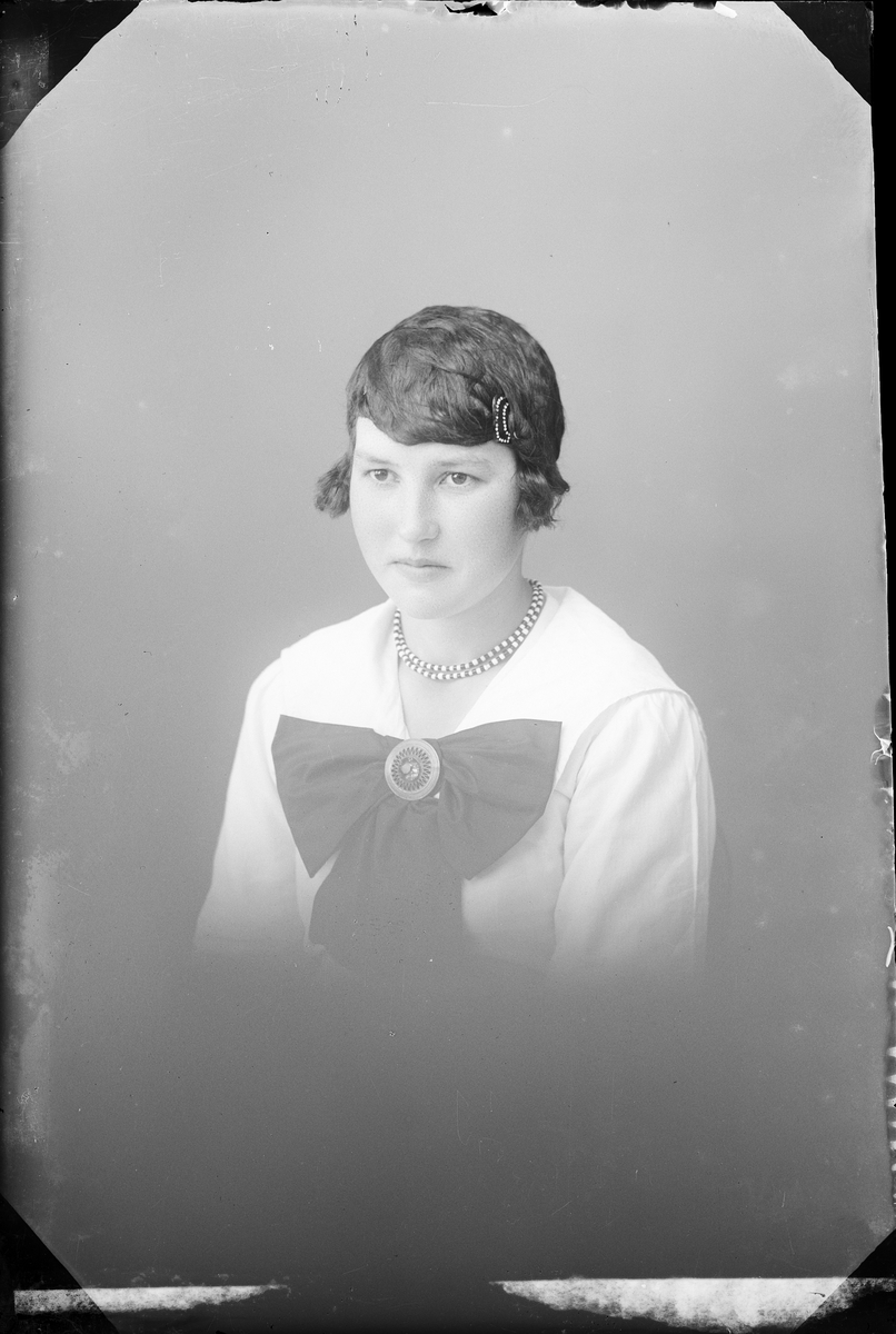 Skötsner-Edhlund, Ateljéporträtt - Edit Jansson från Harg socken, Uppland 1921