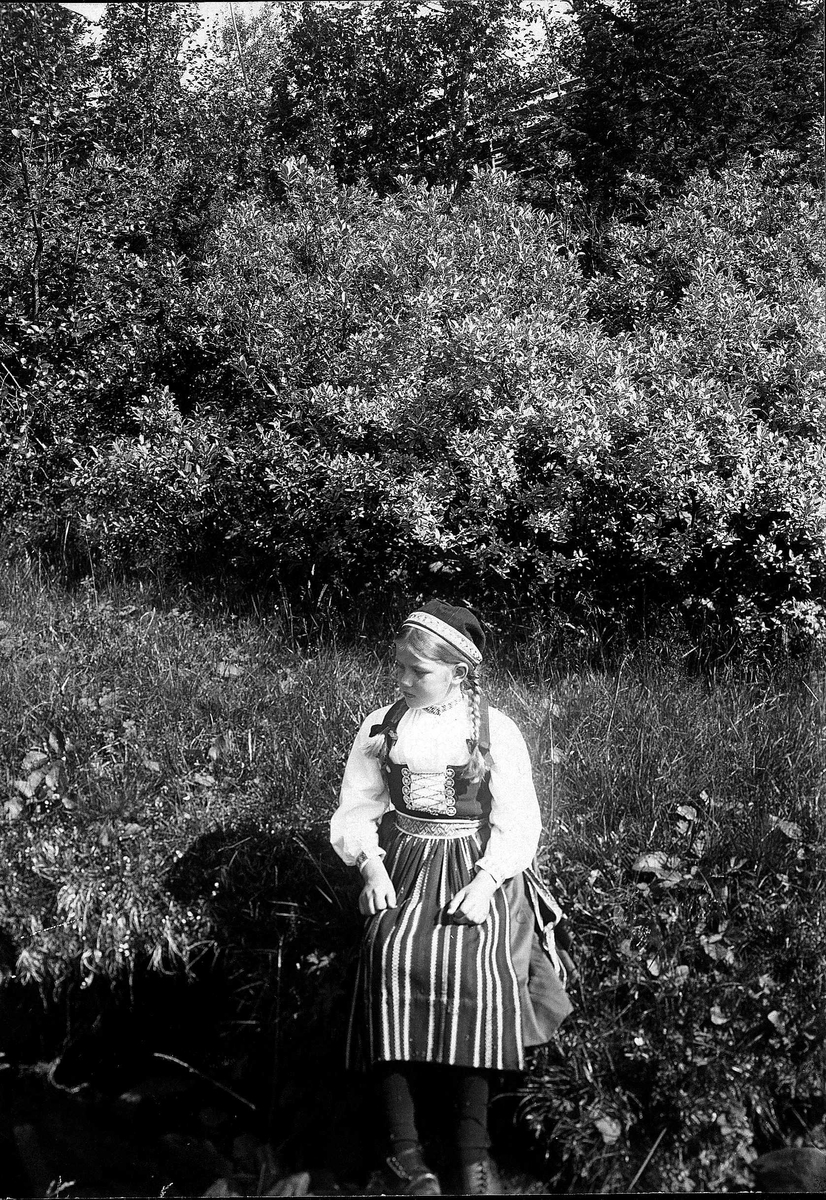 Robert Collett, Pike i landskap, ukjent sted, i drakt fra Rättvik, Dalarne, Sverige. Serie tatt av Robert Collett (1842-1913), amatørfotograf og professor i zoologi.