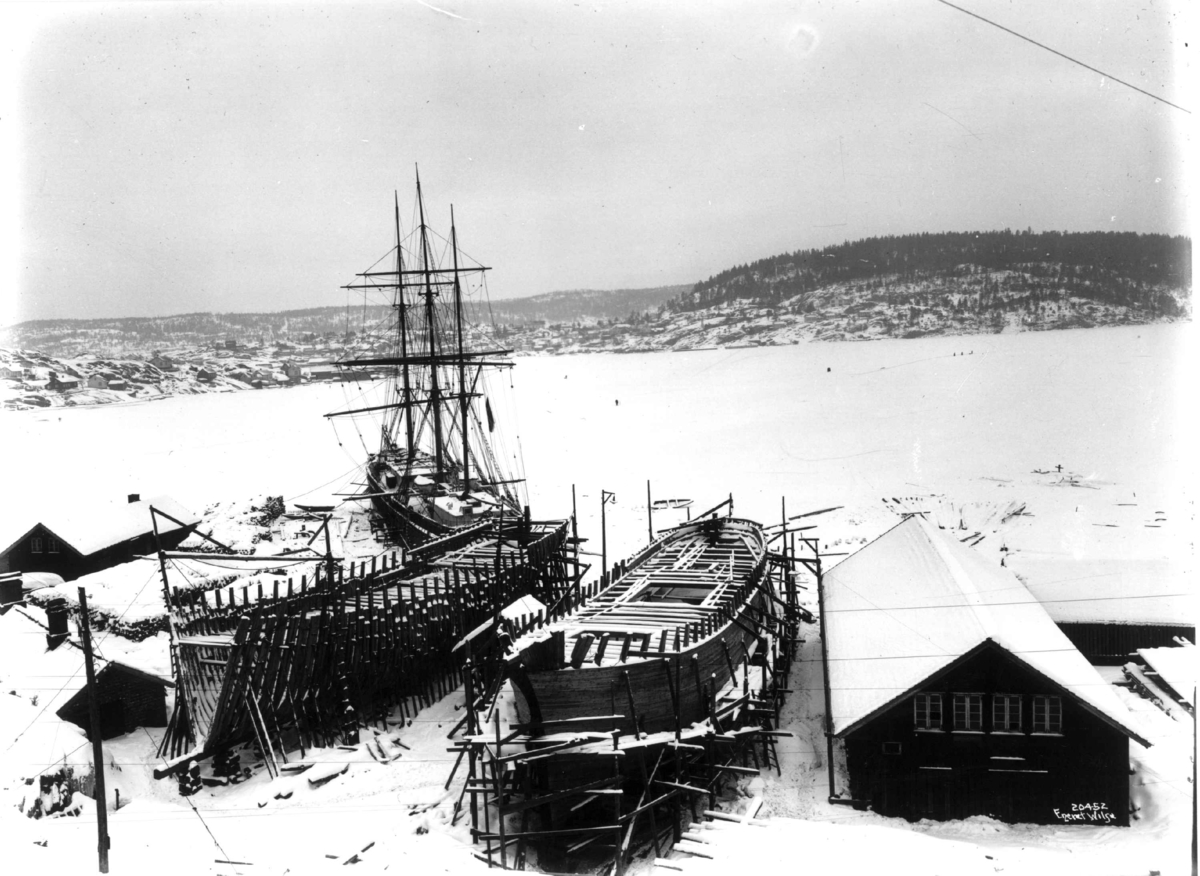 Anders Beer Wilse, Seilskute under bygging ved ved Biørns verft, Kragerø, Telemark.