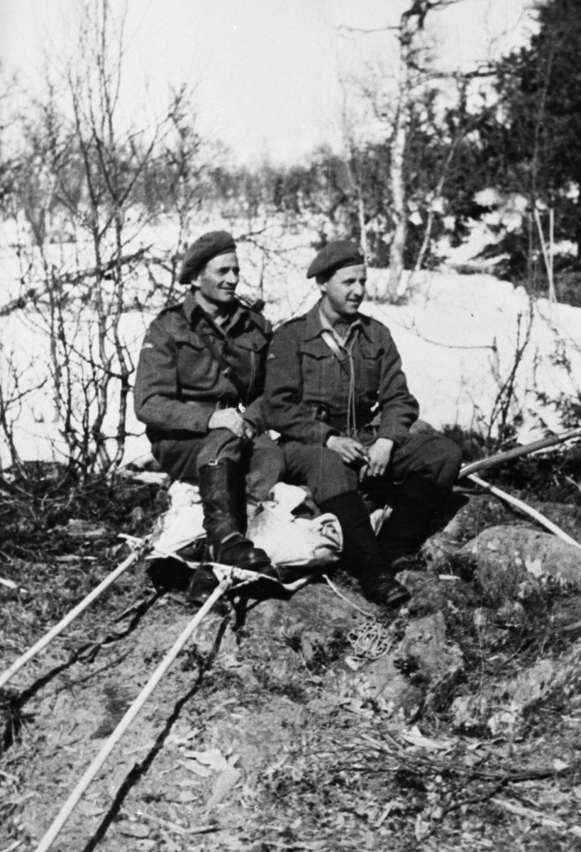 Oddvar Dobloug, To medlemmer av Lingegruppa Grebe Red (Se også MINØ.037923)