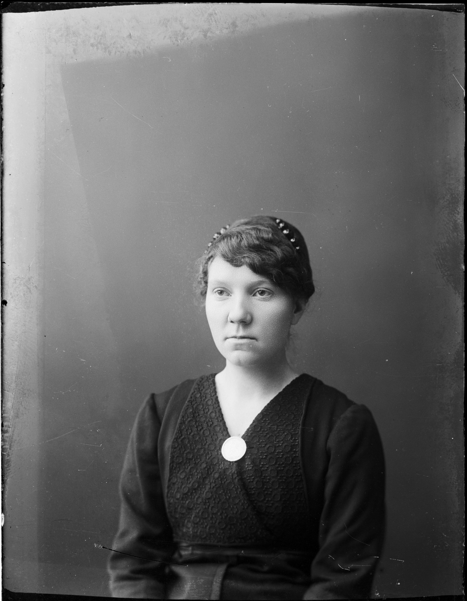 Skötsner-Edhlund, Ateljéporträtt - kvinna, Östhammar, Uppland