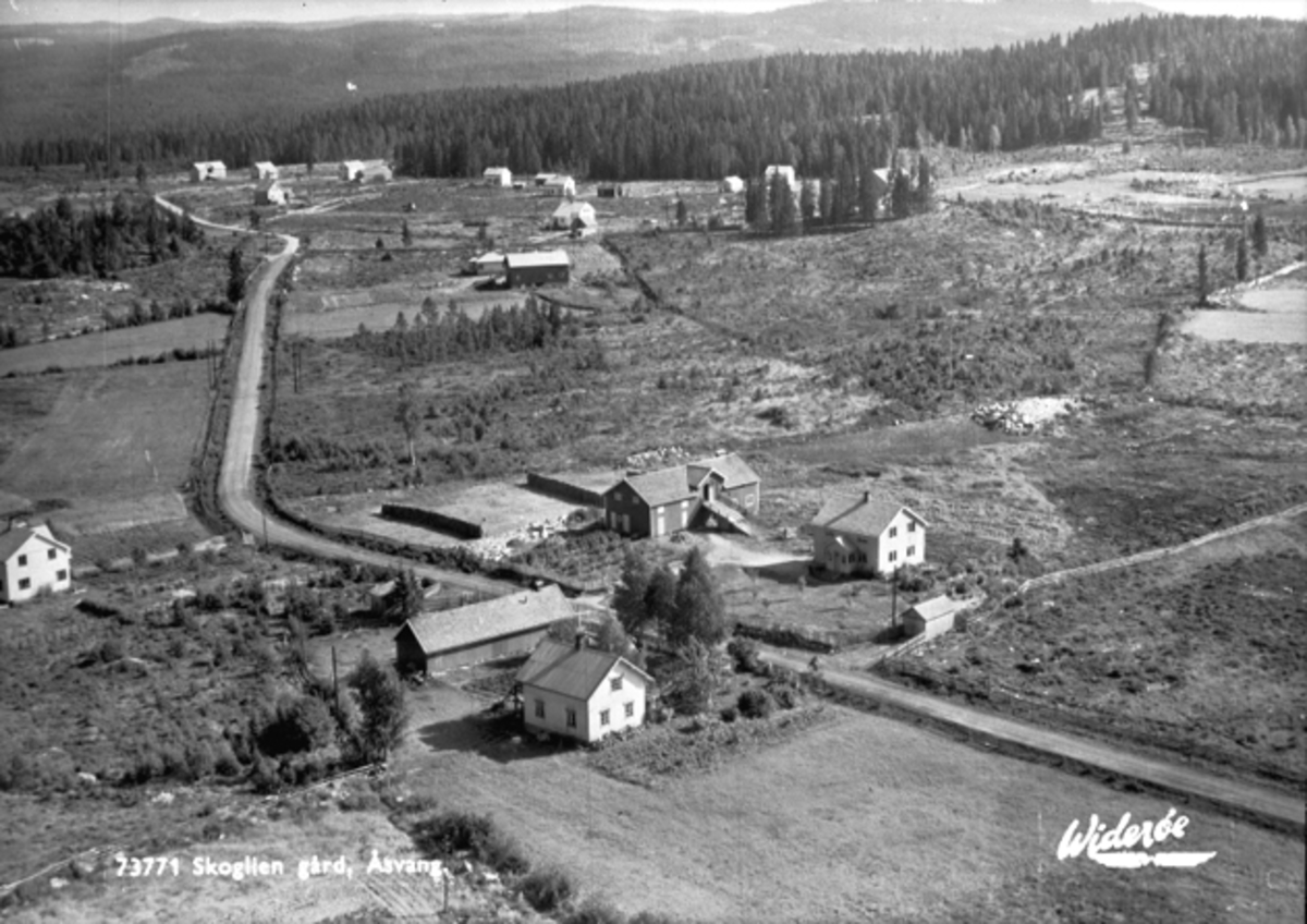 Widerøes Flyveselskap A/S, FLYFOTO ÅSHEIM GARD OG SKOGLI GÅRD, ÅSVANG, POSTKORTNEGATIVSAMME SOM 417-656 OG 655