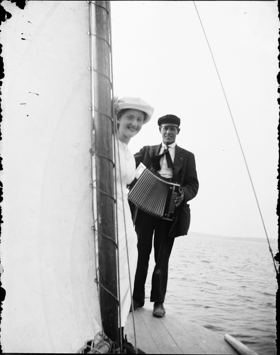 Skötsner-Edhlund, Sara Edhlund and Algot Lindqvist on sailboat, Östhammar, Uppland