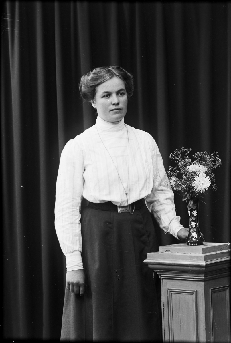 Skötsner-Edhlund, Ateljéporträtt - Eva Forsman från Storskäret, Forsmark socken, Uppland