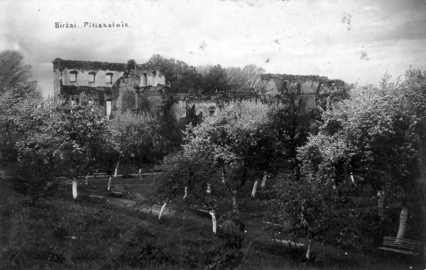 Petras Ločeris, Biržų pilies šiaurrytinė pusė, rūmų griuvėsiai, sodas