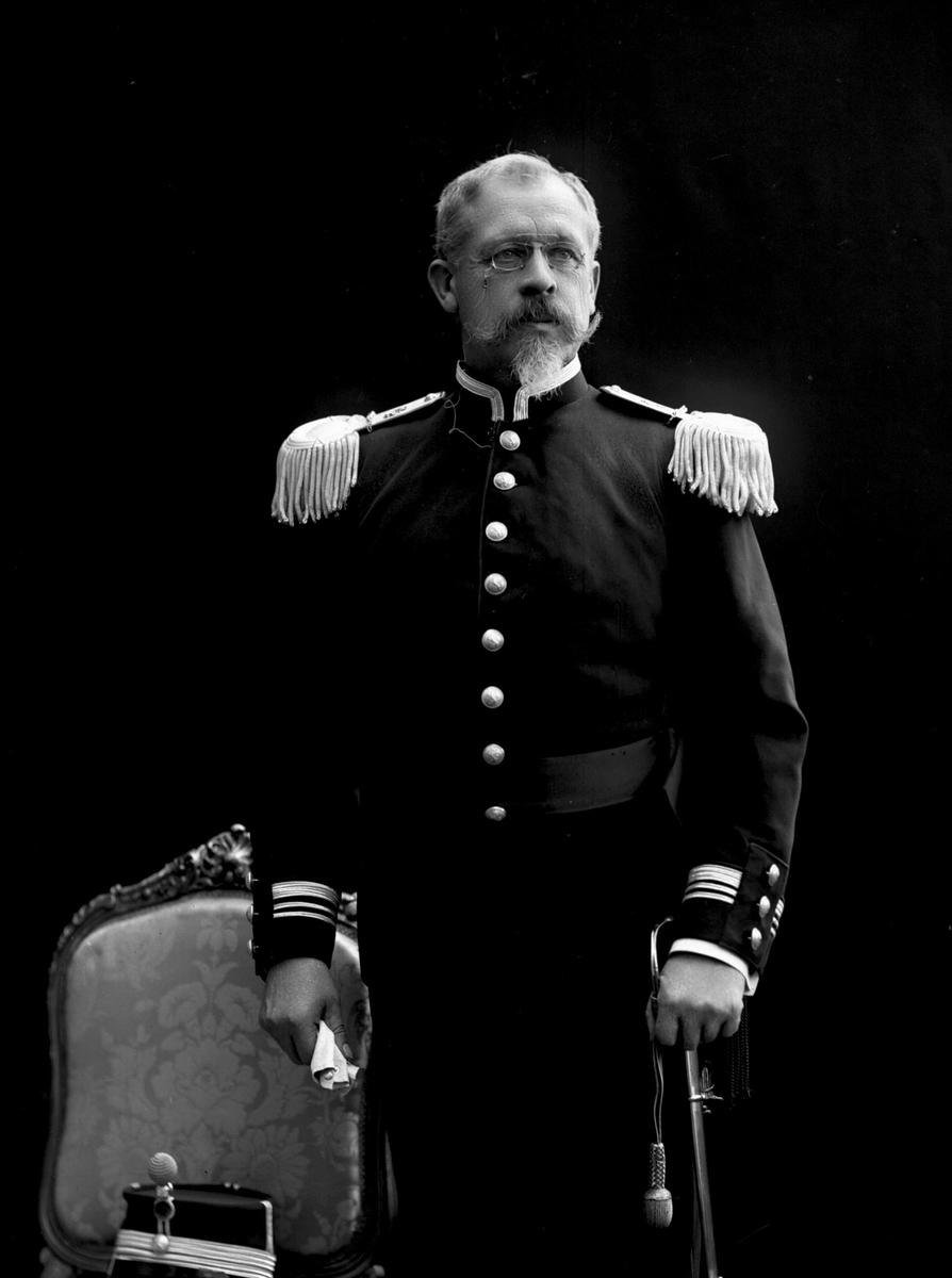 Gustav Borgen, Portrett, Fredrik Meltzer Brun (født 1848), i uniform som oberstløytnant ved infanteriet som reglementert fra 1894 til 1910.