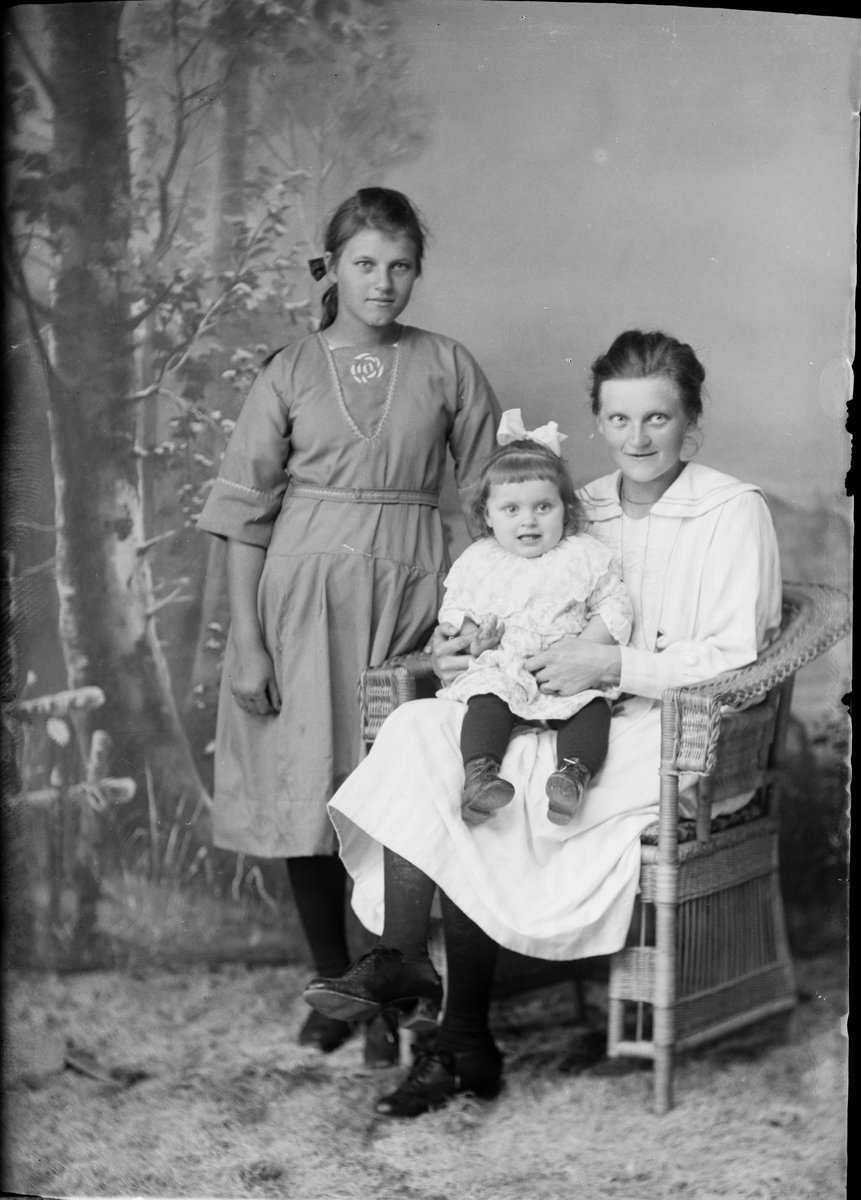 Skötsner-Edhlund, Group retreat - a woman and two children, Östhammar, Uppland