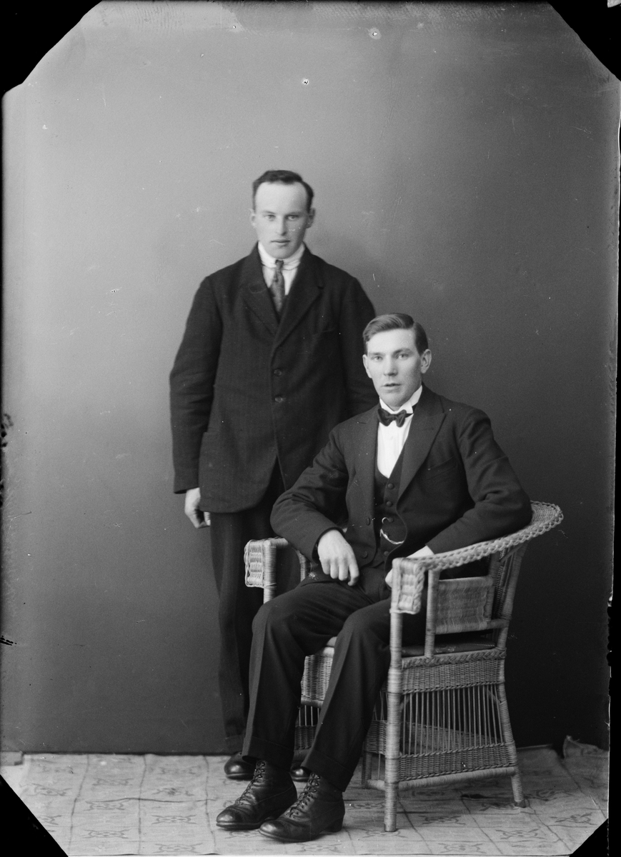 Skötsner-Edhlund, Ateljéporträtt - Två män, Östhammar, Uppland