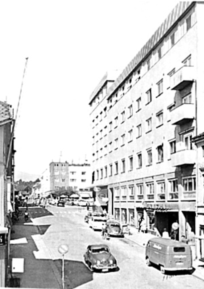 Anno Domkirkeodden, EKSTERIØR HOTELL ASTORIA, OPP TORGGATA MOT ØSTRE TORG, BILER, FOLK