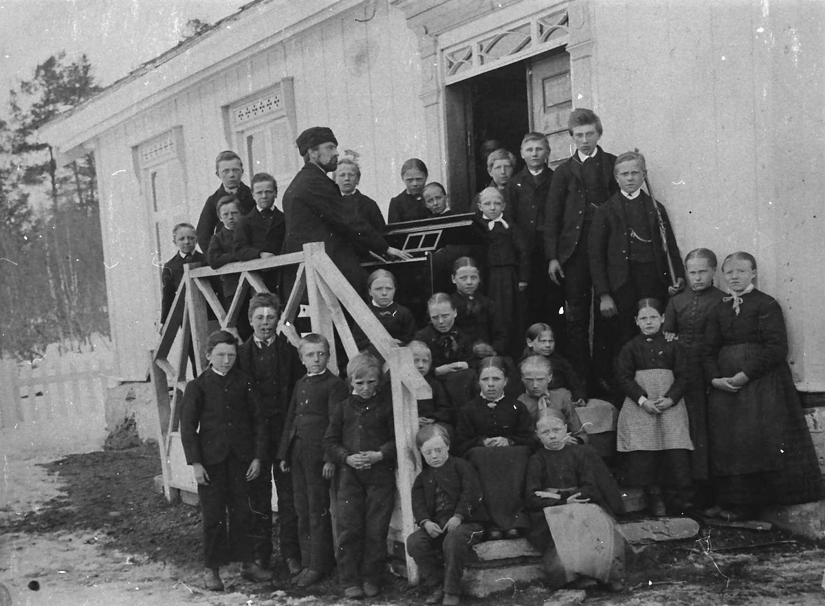 Jan Erik Øvergård, Gruppebilde, personer, klær, bygning. Samme som MINØ.009946, MINØ.009948 og MINØ.009949