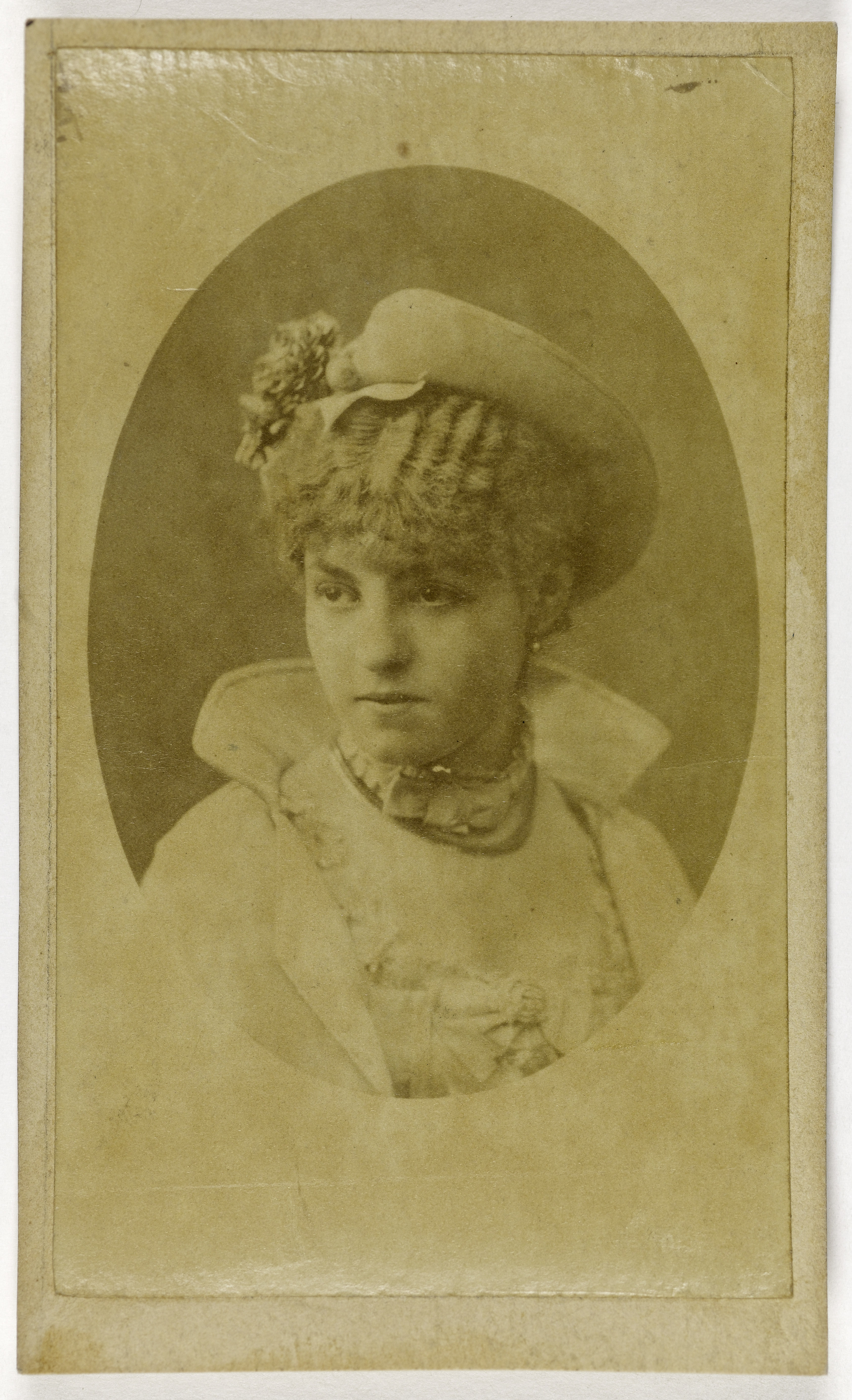 Anonyme, Portrait d'Emélie Mayer (1852-), dite Mily Meyer, actrice au Théâtre de la Renaissance vers 1875-1880 et aux Cafés Chantants en 1875.