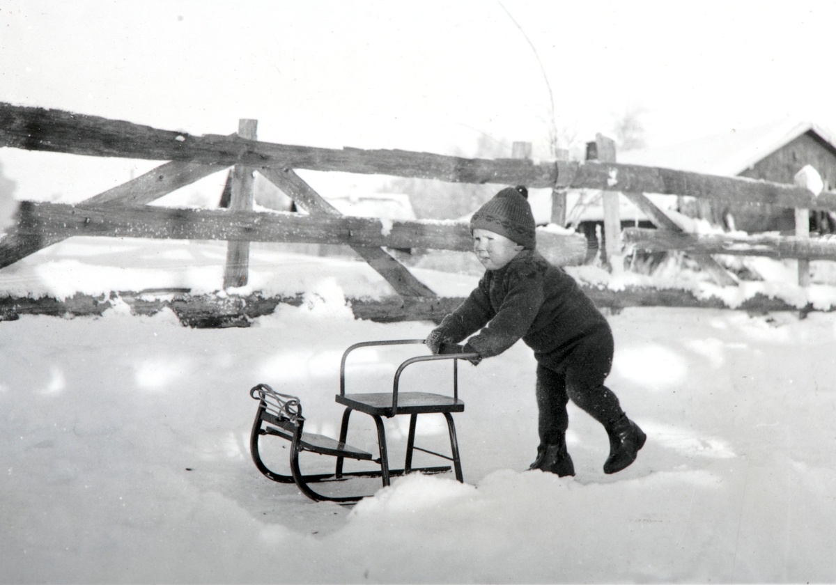 Anno Domkirkeodden, LITEN GUTT PÅ PRØVETUR MED JULEGAVEN FRA TANTE SIGRUN, EN KJELKE, JENS TRÆTTEBERG, LØTEN, VINTER