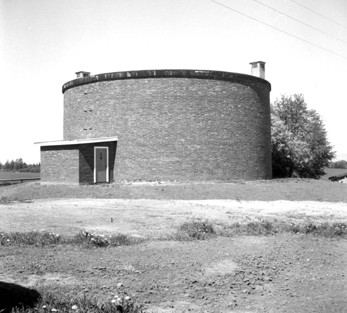 Anno Domkirkeodden, STANGE KOMMUNE, VANNVERKET, VANNBASENG, EKSTERIØR: GRØNSTAD, ISOLASJONSMUR