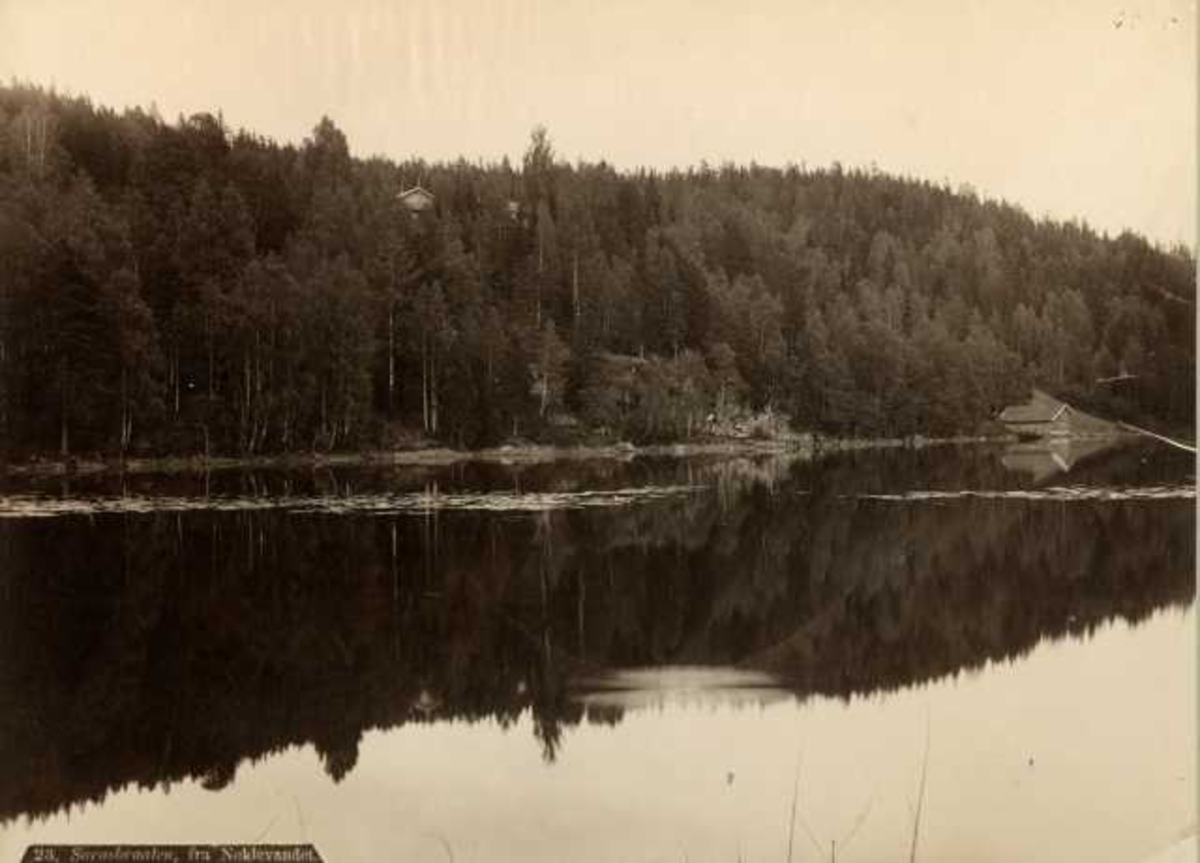 Axel Lindahl, Sarabråten, Østmarka, Oslo. Nøklevann med båthus og hus i skogen.