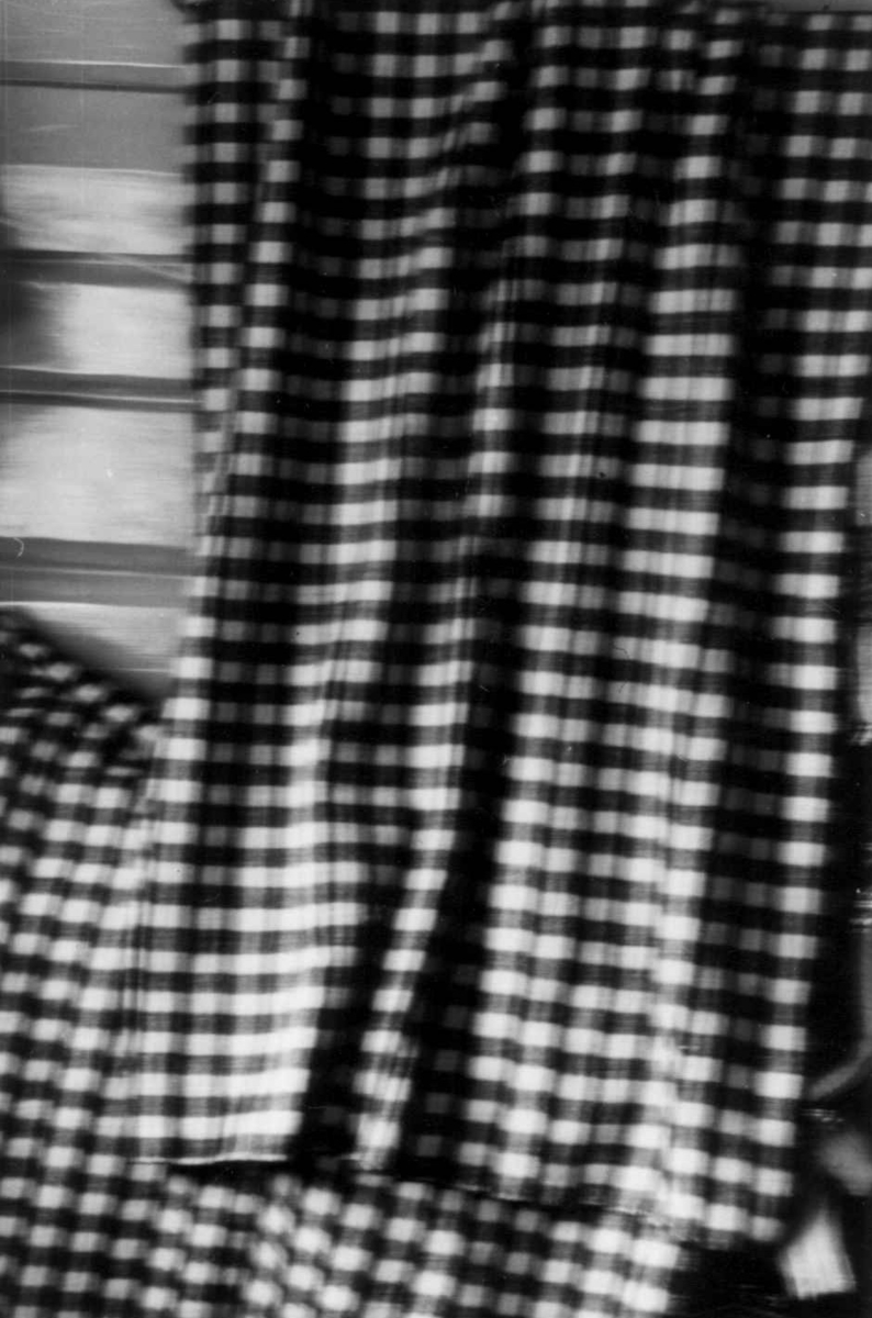 Anna Grostøl, Valle, Setesdal, Aust-Agder 1939. Svart-hvitt terningsmønster til kvite-tjeld.