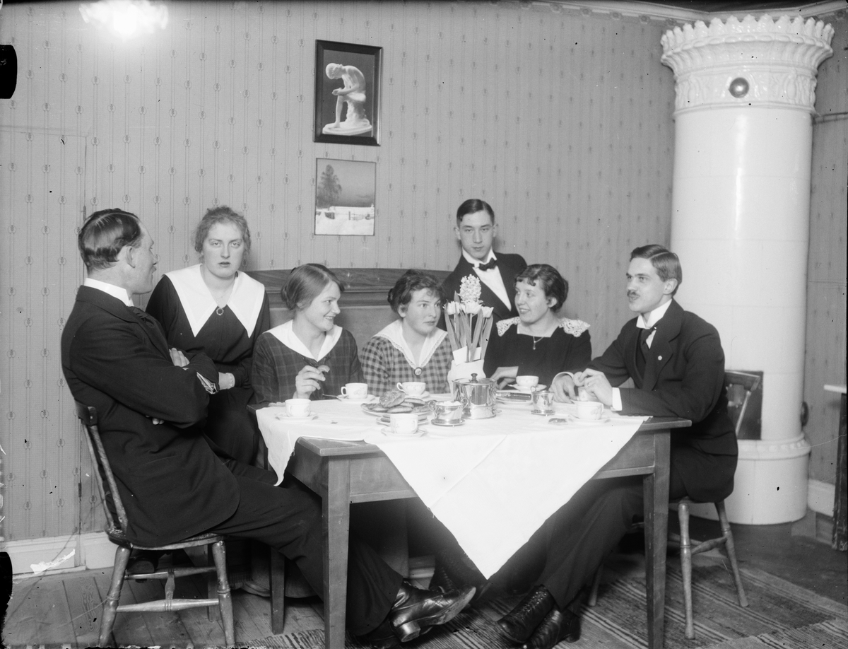 Skötsner-Edhlund, Josef Edhlund tillsammans med kvinnor och män vid kaffebordet, Östhammar, Uppland