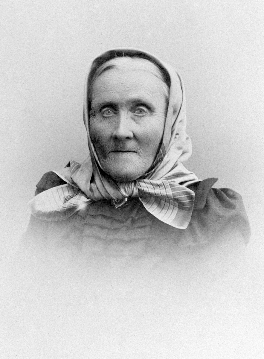 Anno Domkirkeodden, KRISTINE KARUD, FØDT SIGSTAD 1821, PORTRETT. 1890-ÅRENE, HODETØRKLE.