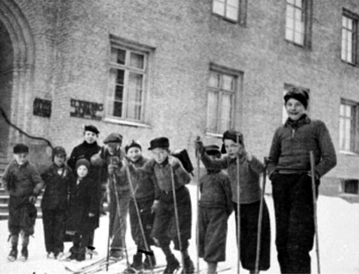 Anno Domkirkeodden, GRUPPE 10 BARN PÅ SKI FORAN ST. TORFINNS KLINIKK I HEIDMANNS GATE 32,