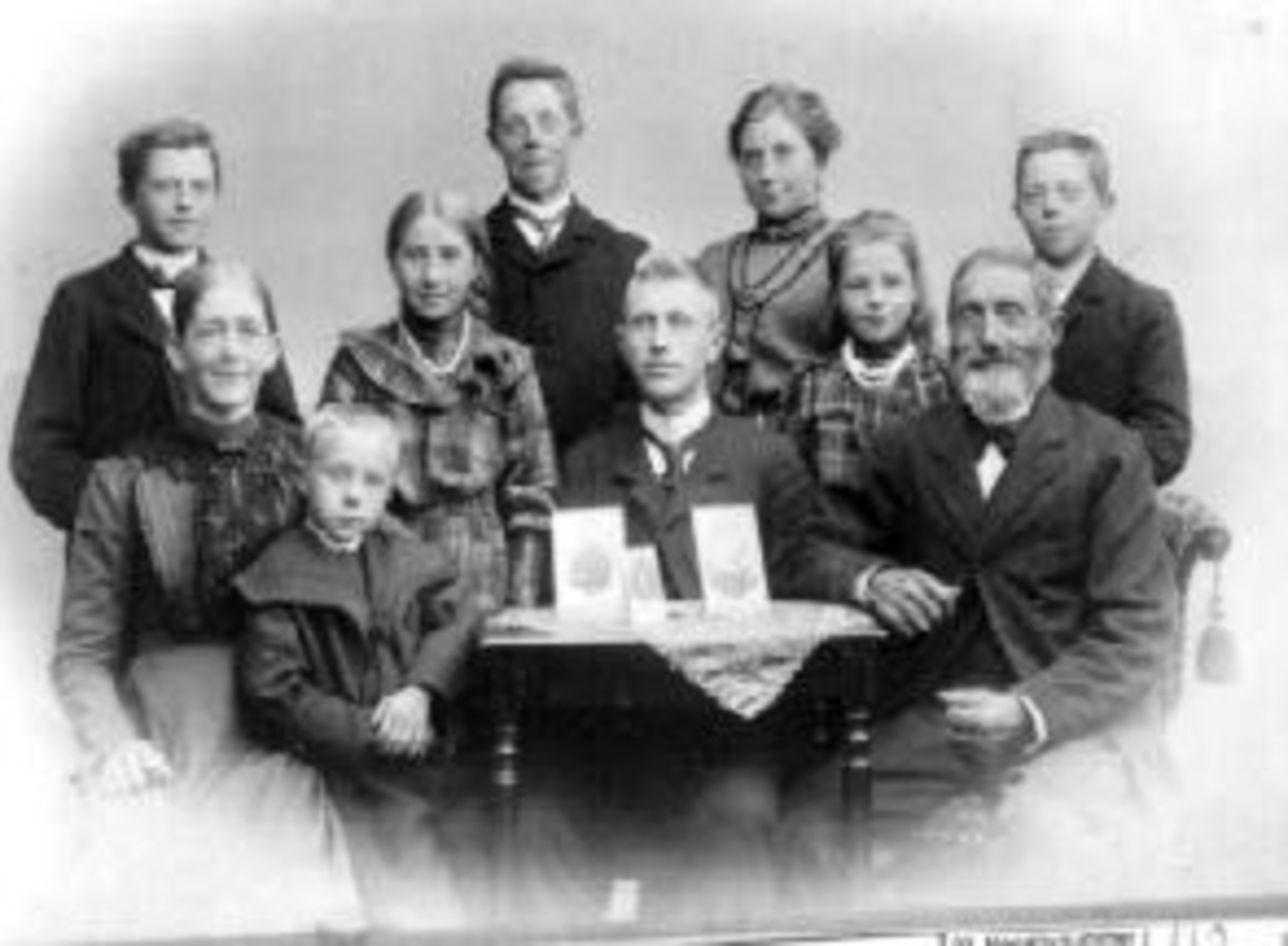 Anno Domkirkeodden, Familien på Nedre Maurud, Helgøya. Fra venstre bak er Torstein (1888-1971), Leonard (1885-1978), Marie Otilie (1887-1976), Magne (1891-1972). Foran fra venstre er mor Theoline Torsdatter Fjeld (1853-1929), Lovise f.1893, Karen Sofie f.1895, far Lars Larsen Lier (1832-1910). Ottar f.1899 foran moren.