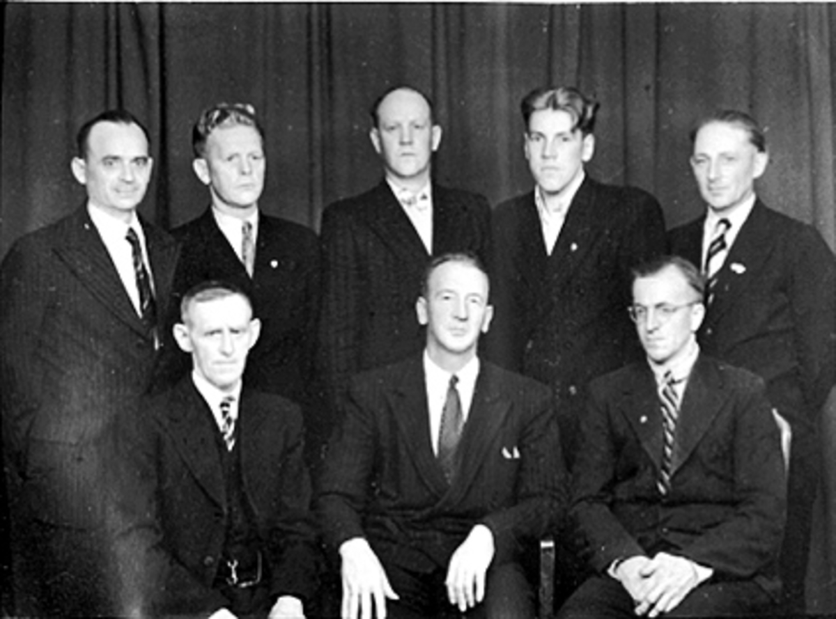 Anno Domkirkeodden, GRUPP 8 MENN, HAMAR OG OMEGN BYGGNINGSARBEIDERFORENING, STYRET, FRA VENSTRE MARTIN BLYSTAD, ARNE OLSEN, JOHANNES VANG, ELLER VANGEN, BAK FRA VENSTRE ALFRED BLYSTAD, KNUT BYVOLD, PEDER DALBERG, ÅSMUND OLSEN, EDVARD PEDERSEN